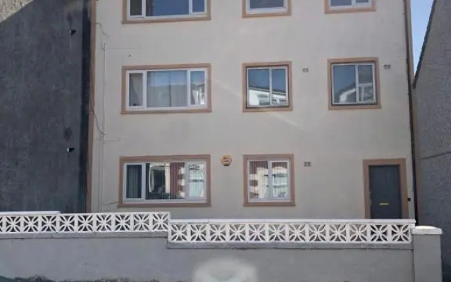 ACE Largs Ground Floor Apartment with Garden
