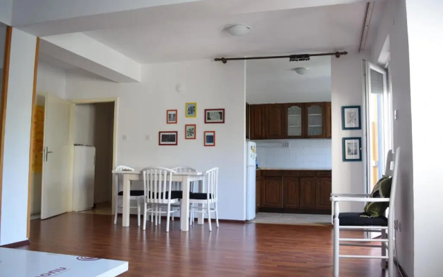 Two bedroom apartment near centre
