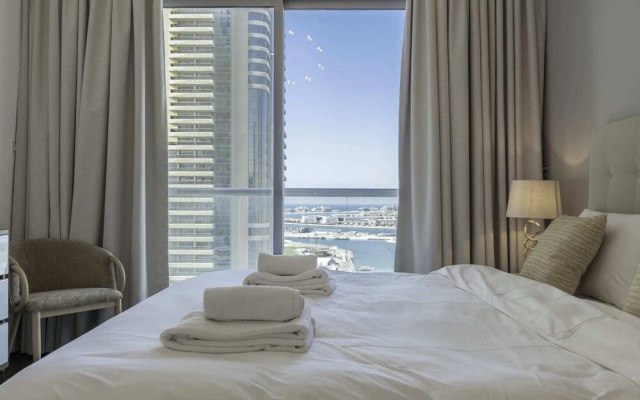 Sleek & Serene Apartment w/ Stunning Marina Views