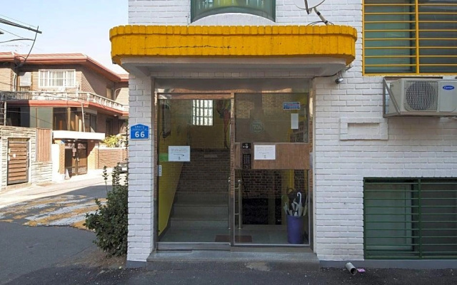 Hongdae Lazyfox Den Hostel