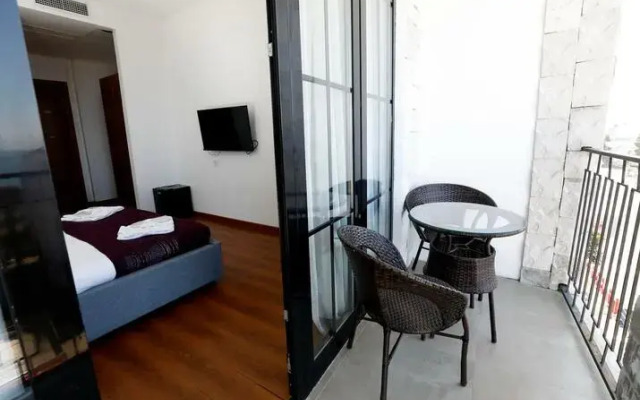 Lola House