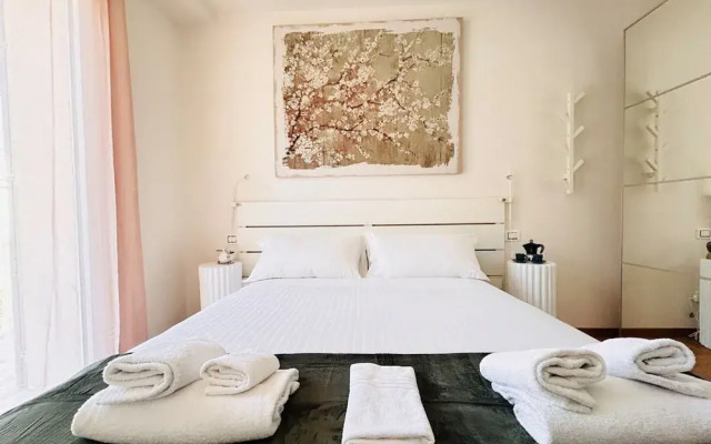 Moderno Bilocale con Terrazzo e Parcheggio