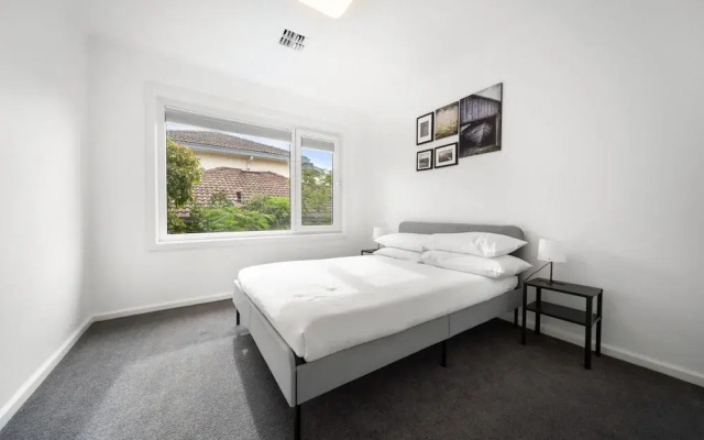 4-bed Family Home With Spacious Backyard and BBQ