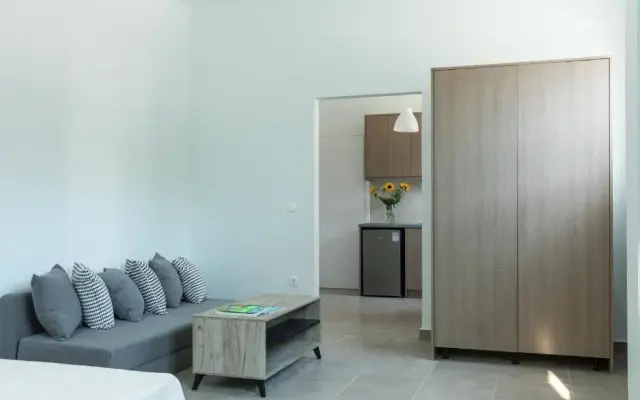 Local Hostel & Suites