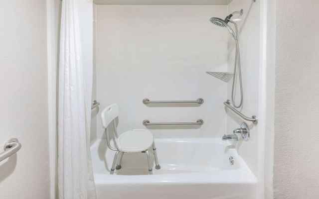 Days Inn & Suites by Wyndham Huntsville