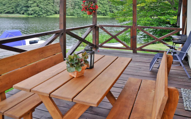 Holiday Home on the Lake Shore, Boat Included