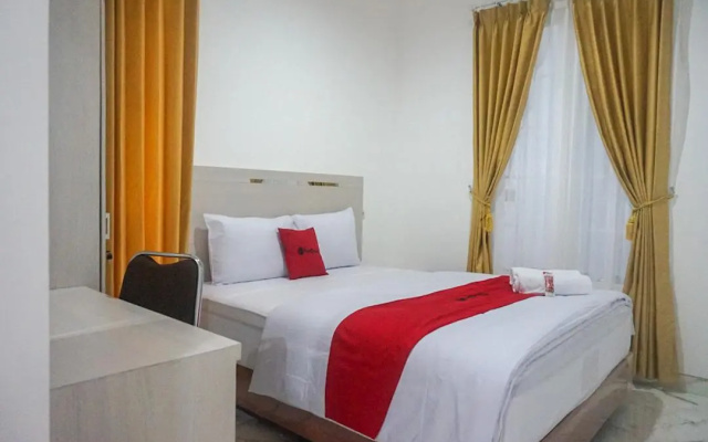 RedDoorz near Araya Family Club House