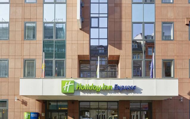 Отель Holiday Inn Express Frankfurt City Hauptbahnhof вид на фасад