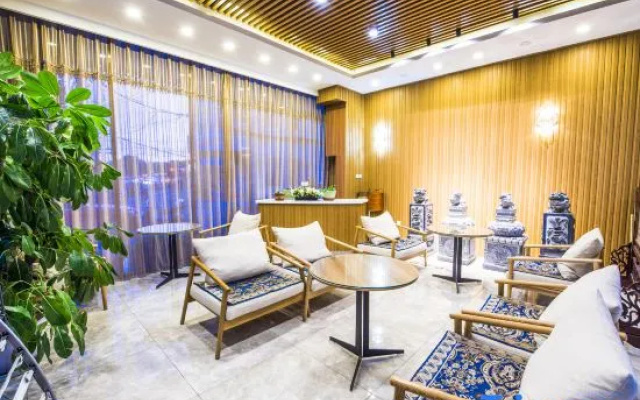 Heston Platinum Palace Hotel(Beijing Aerospace General Hospital Donggaodi Subway Station)