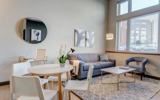 Milwaukee Charming 1BD 1BA Downtown Apartment