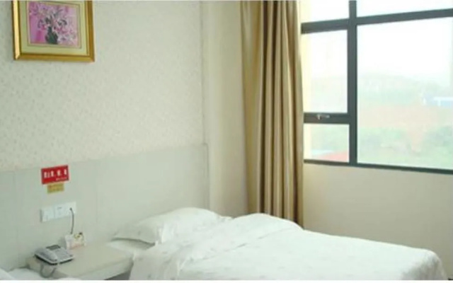Lily Holiday Hotel (Yichang East Railway Station Fujiuyuan Xintiandi Branch)(百合假日酒店(宜昌东站店))