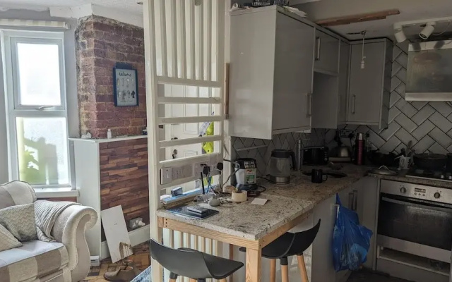 Folkestone - 1BR Apartment - Sauna - Pet Friendly