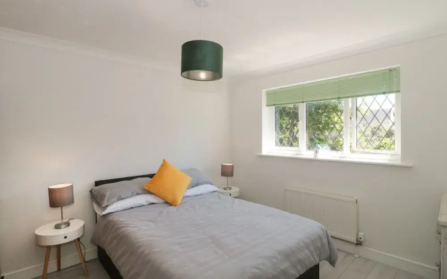 1 Charlotte Close