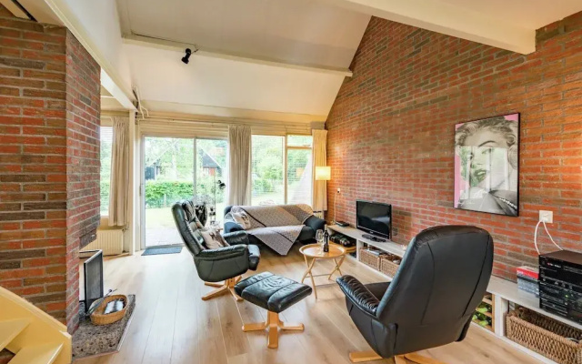 Cozy Holiday Home with Hot Tub in Lauwersoog by Lake