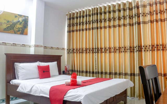 RedDoorz Diamond Hotel CMT8