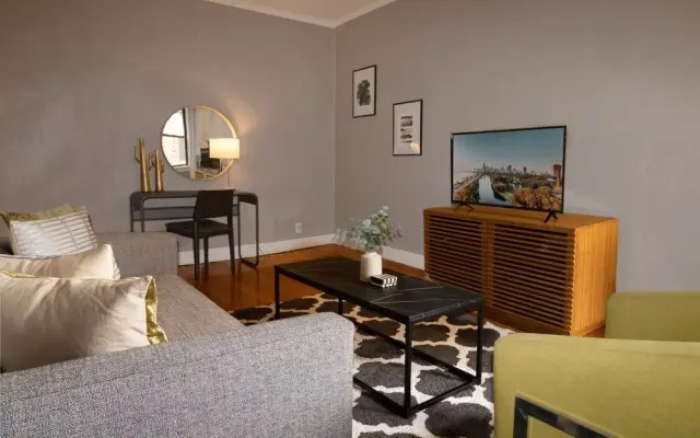 1BR Contemporary Lovely Apt in Lakeview