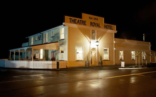 Theatre Royal Hotel Kumara
