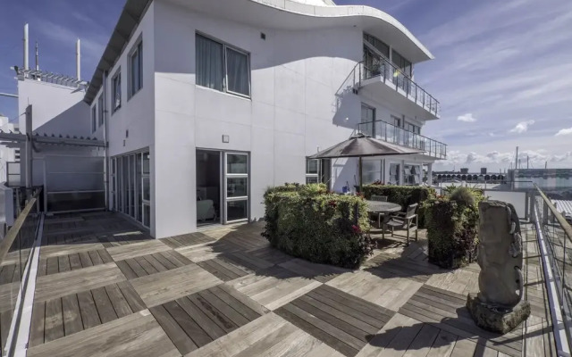 Seaview 1BR Apartment with Amazing Deck