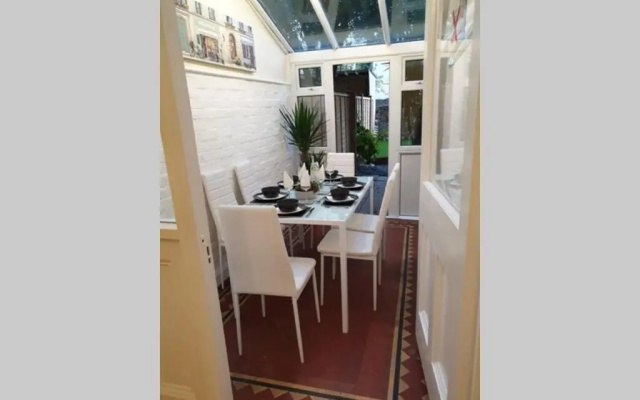 Beautiful spacious flat with garden