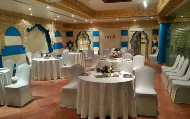 Royal Hotel & Suites