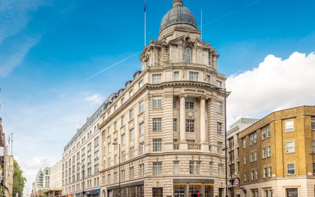 Travelodge London Central City Road Hotel вид на фасад