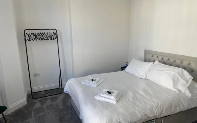 Spacious 2-bed Apartment With Free Parking