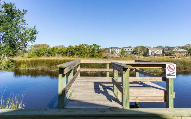 See Otter by Oak Island Accommodations