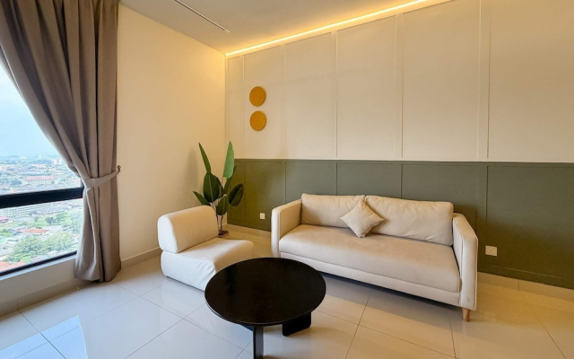 Modern 2BR Stay, Pool, Near Jonker St Melaka