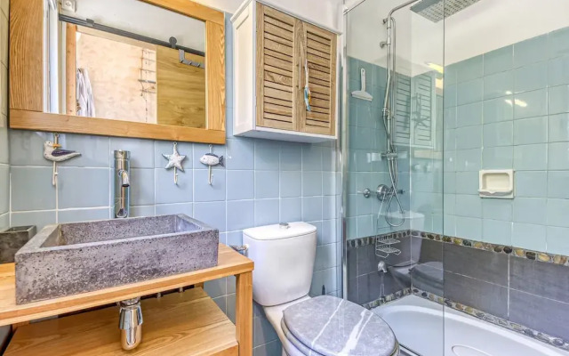 Apartment in Roses Near Platja Dels Palangrers