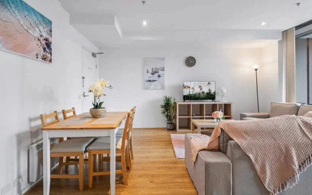Central 2-bed Apartment With Parking,
