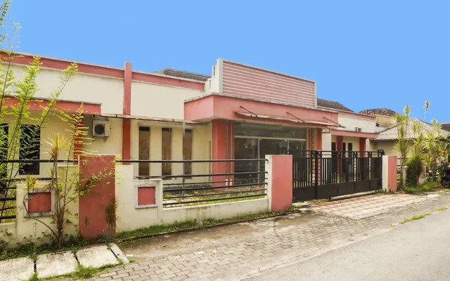 OYO 91878 Cherry Red Hotel