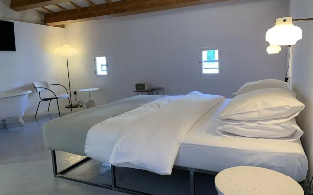 Fragile Boutique Hotel