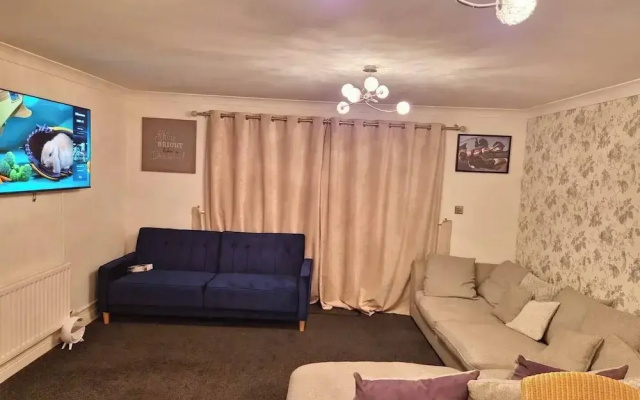 3 Bed House - Sleeps 6 - Parking - Wifi