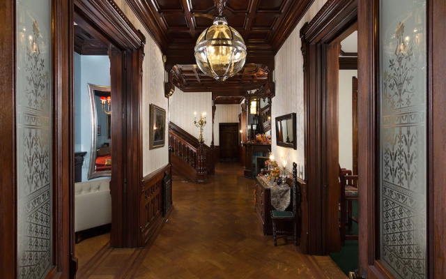 Reynolds Mansion B&B