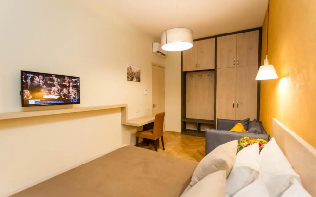 Luxury 3 BR apartment by Freedom square City Center