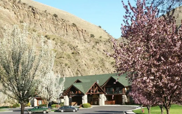 Salmon Rapids Lodge