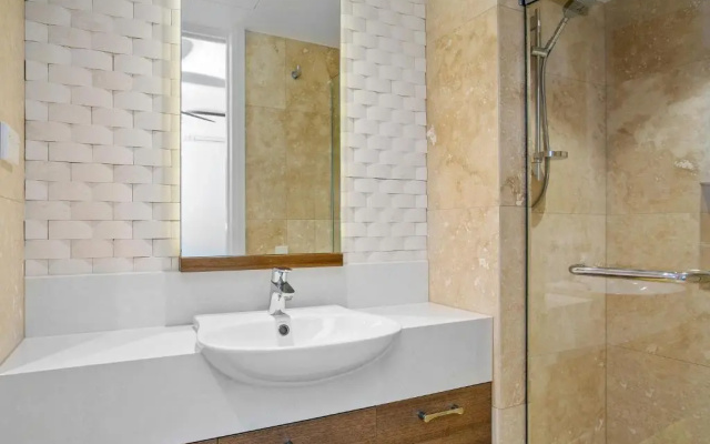 Beachfront Luxury, Hastings Street