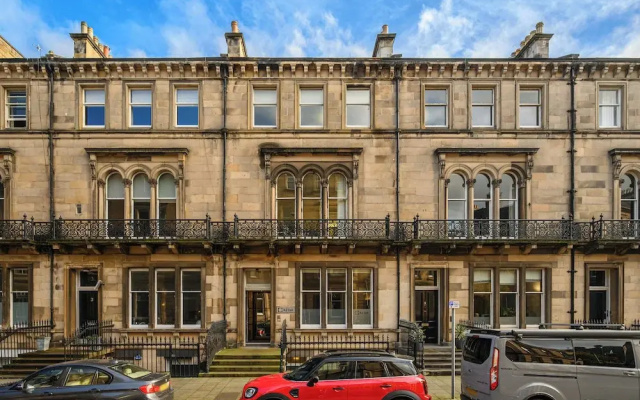 Elegant 3-Bedroom Flat in West End
