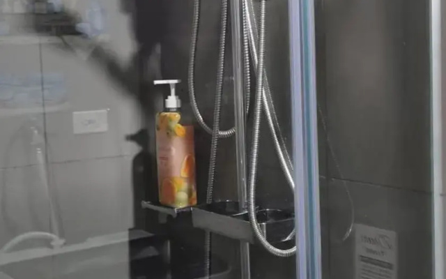 1BR balcony fast Internet Netflix in Makati Manila Air Residences