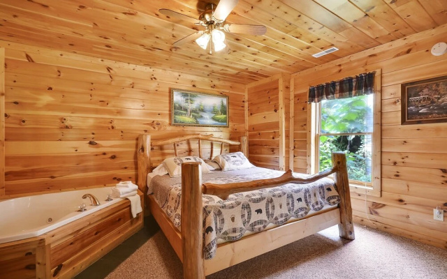 Spacious Cubby Bear Cabin with Private Hot Tub by Redawning