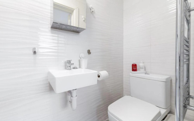 Spacious Sleeps 3 Ensuite Room In Twickenham TW7
