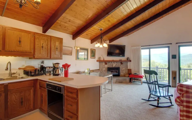 Mountaintop Condo w/ Great Mt Washington View