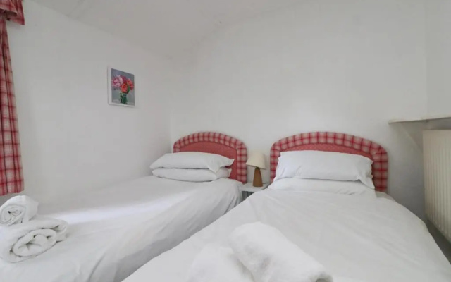 Spacious & modern beach house, 100m to beach