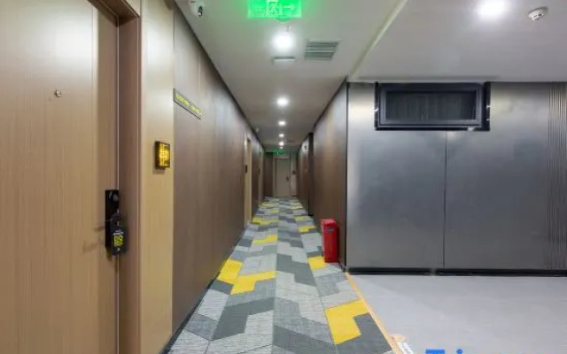 IU Hotel (Shijiazhuang Beiguo Yizhuang Canal Bridge Station/Tiedao University Subway Station)
