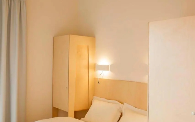 Une Chambre a L'economat (Adults Only)