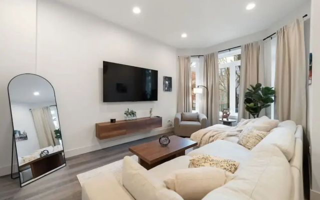 Wicker Park Luxe 2BR 2BA Condo