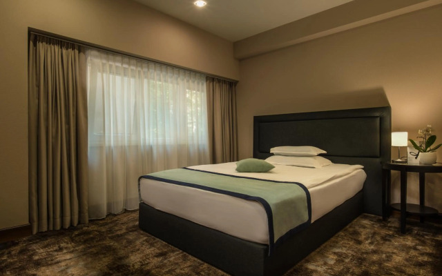 Rosslyn Thracia Hotel