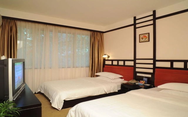 Huating Holiday Inn