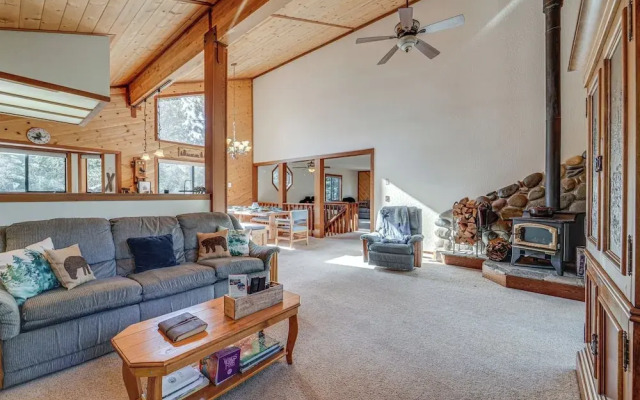 Home 1 Mi to Downhill Ski Resort: Bring Your Pets!
