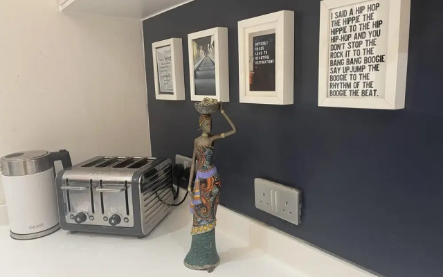 Artsy Retreat - Sleeps 4, Free Parking & Balcony